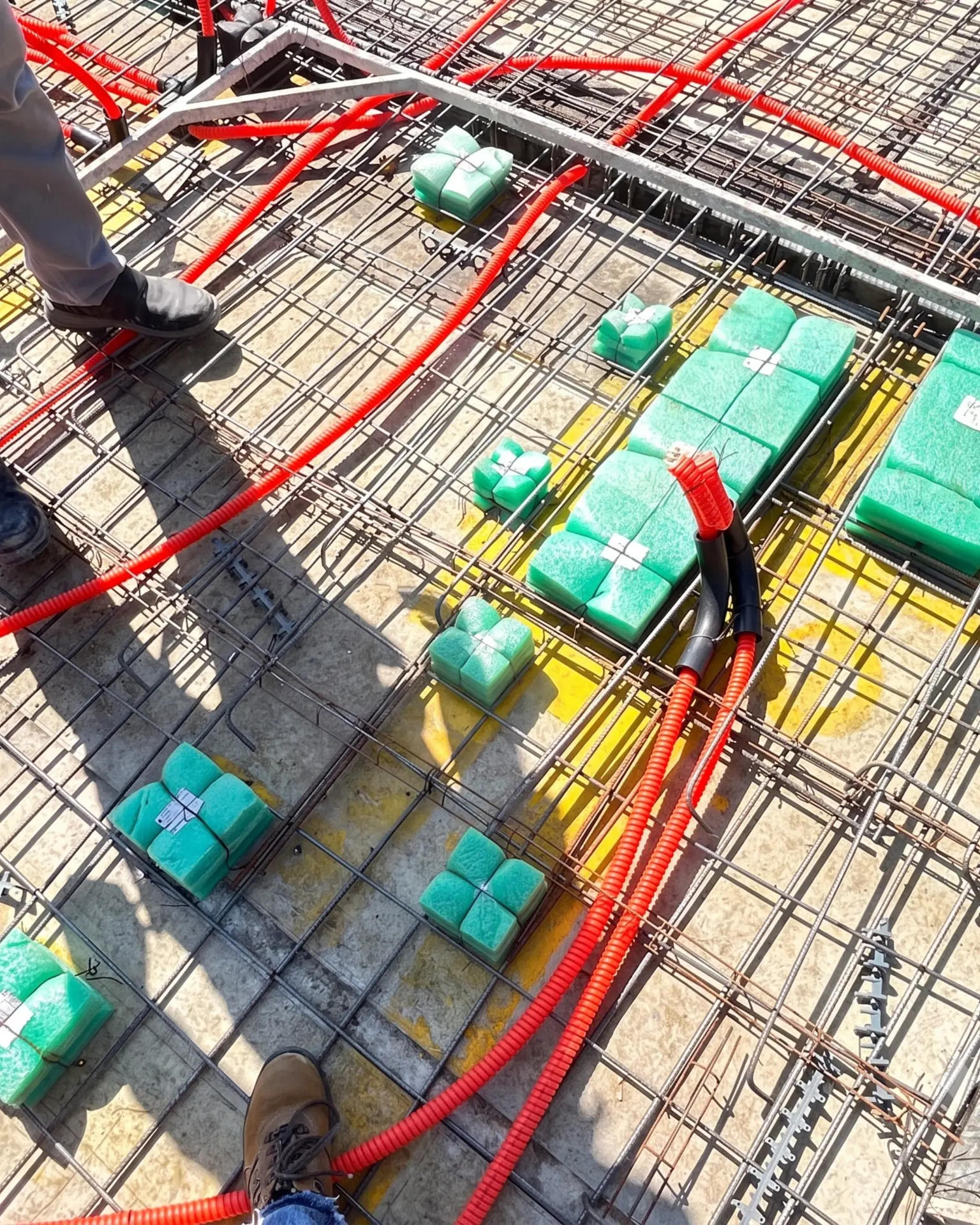 Aplicação do passante de laje em EPE com tubulações