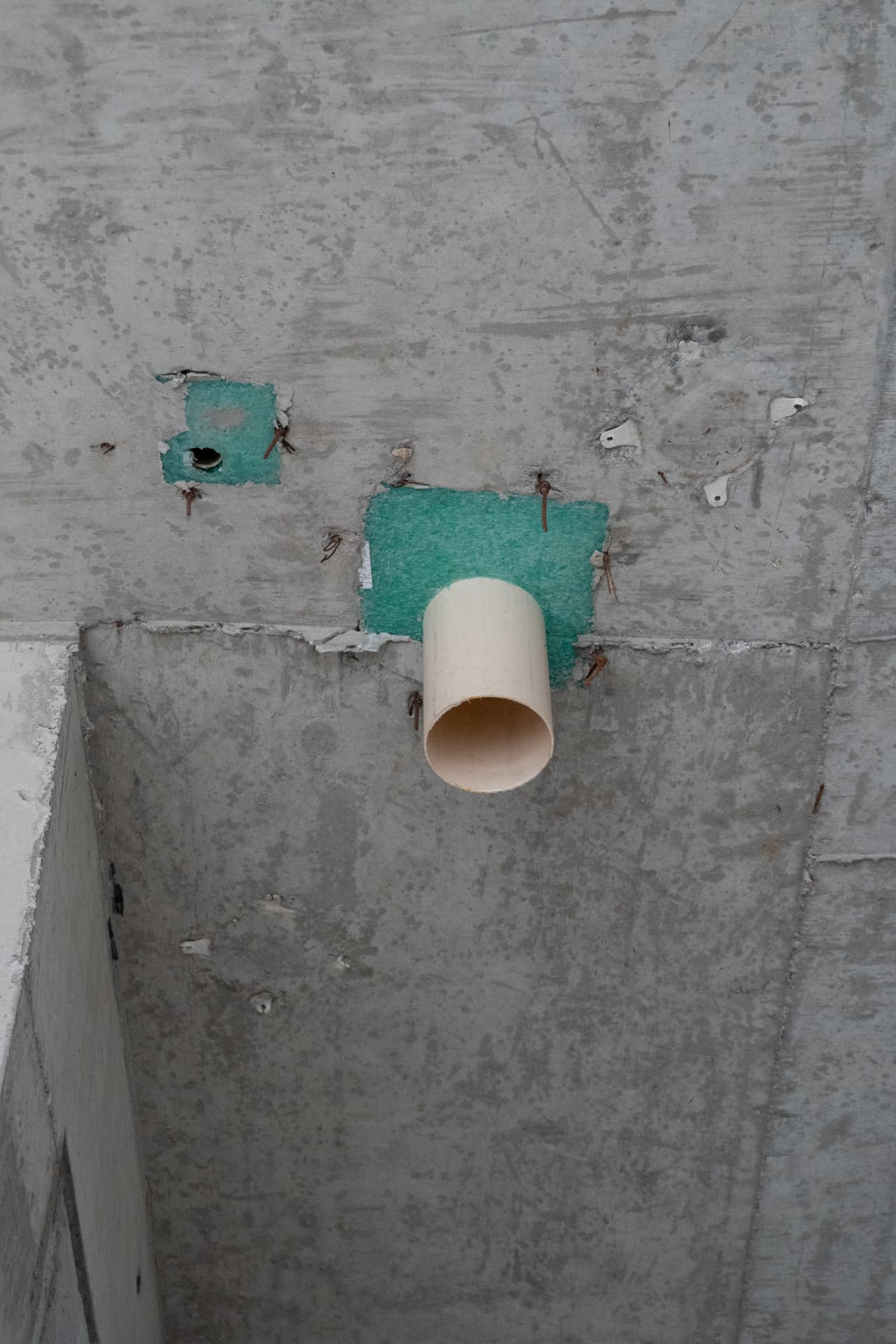Detalhe de tubulação com passante de laje em EPE